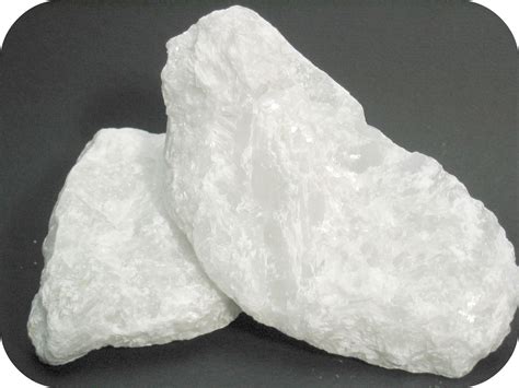 Calcite: 숨겨진 미네랄의 세계를 열어보세요! 화학 산업과 건축 자재에 활용되는 놀라운 재료